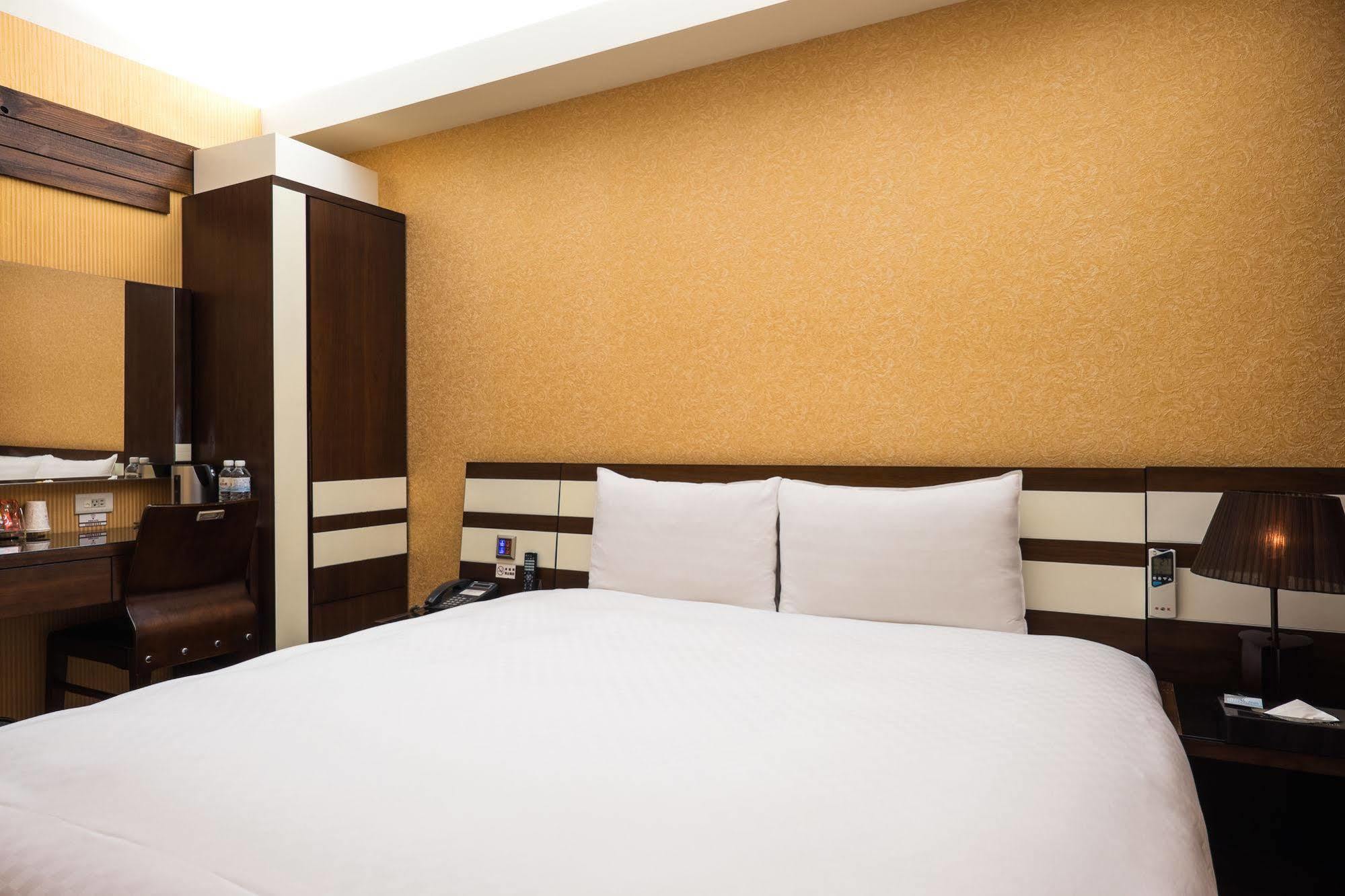 Talmud Hotel Gongyuan Taichung Exterior photo
