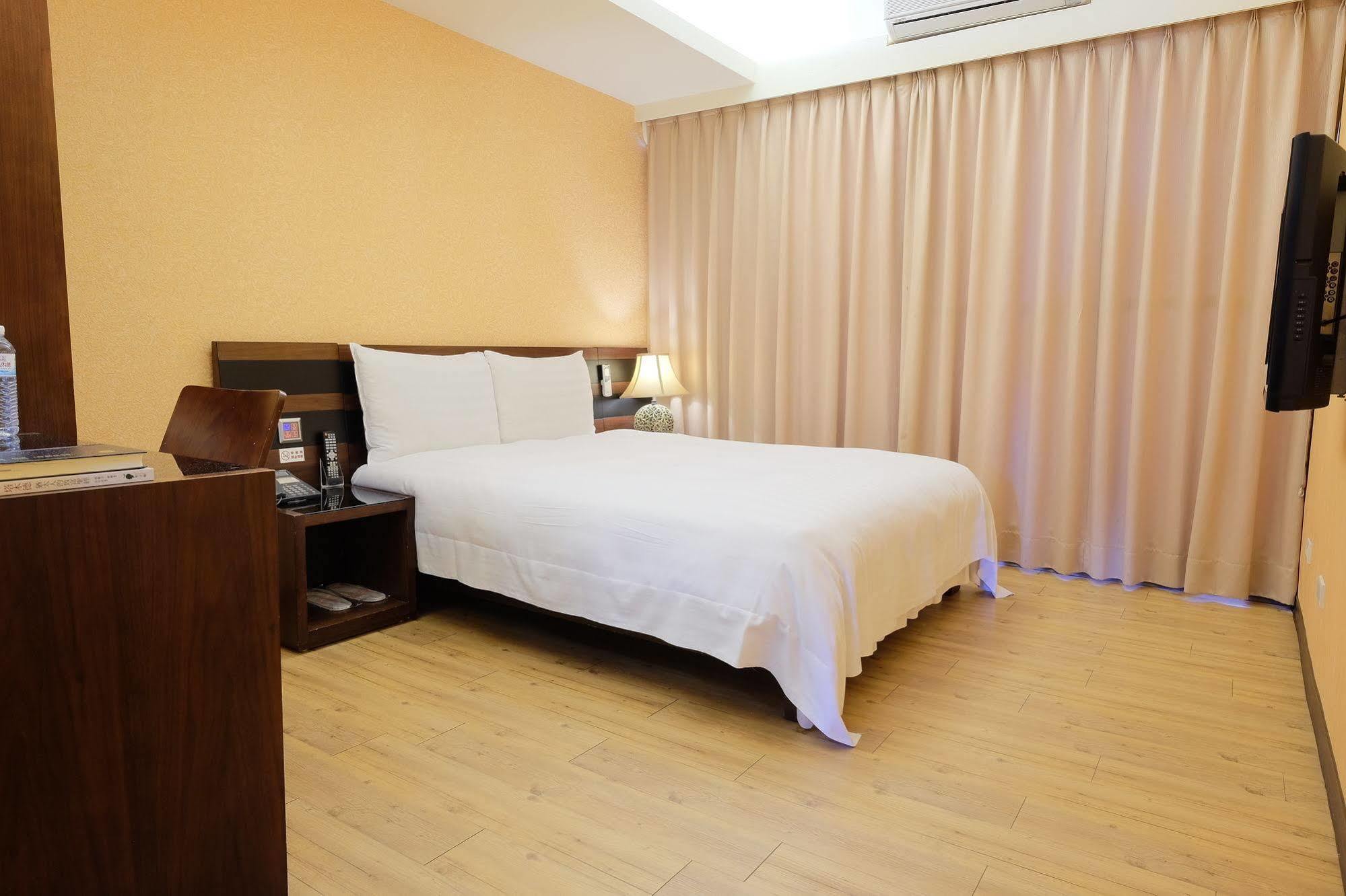 Talmud Hotel Gongyuan Taichung Exterior photo