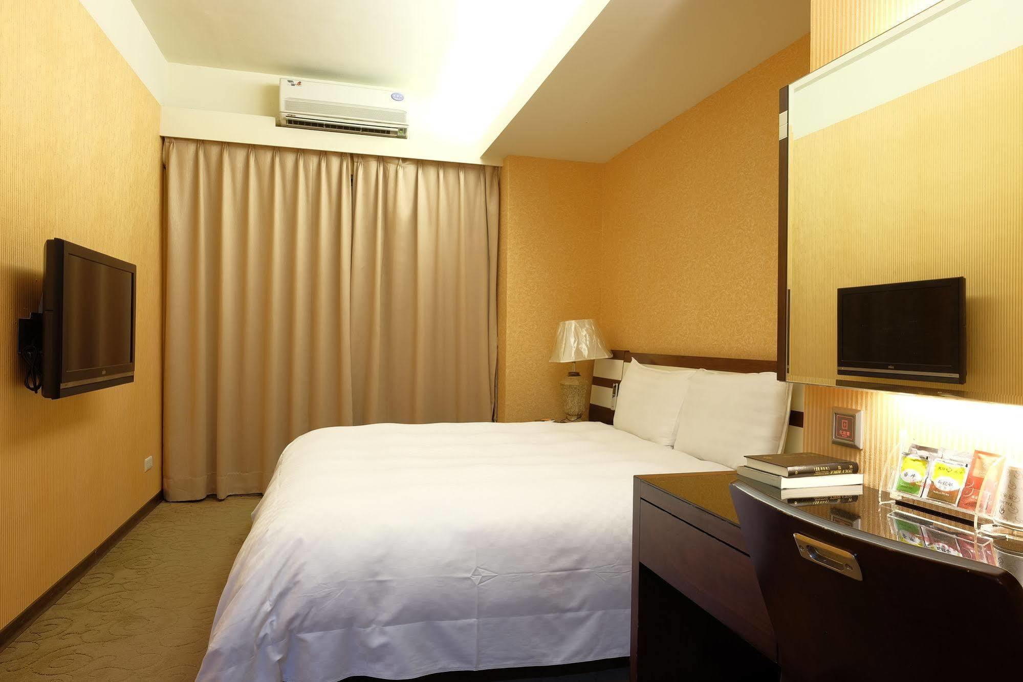 Talmud Hotel Gongyuan Taichung Exterior photo