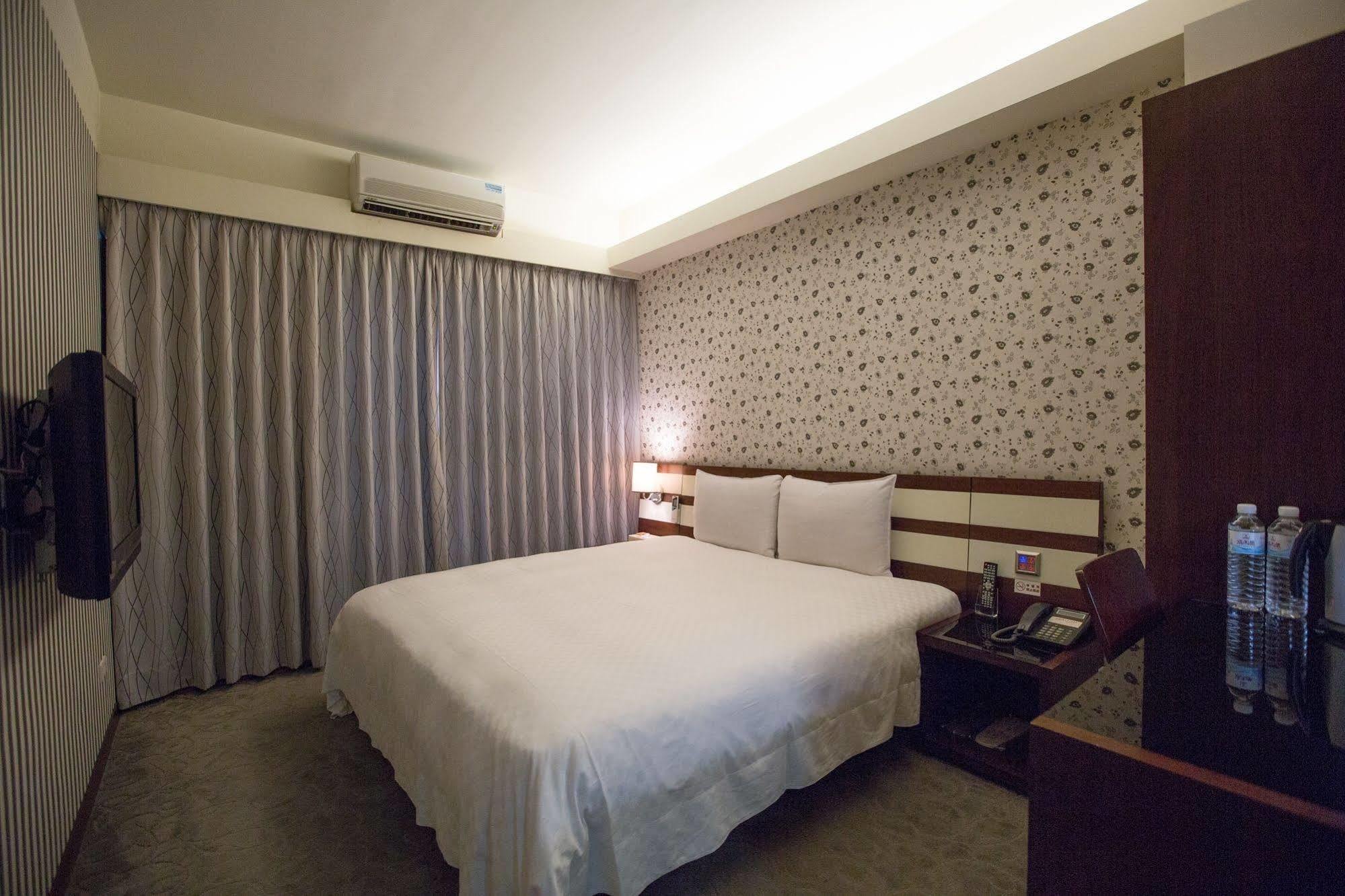 Talmud Hotel Gongyuan Taichung Exterior photo